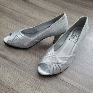 Size 8.5W Sparkly Heels!